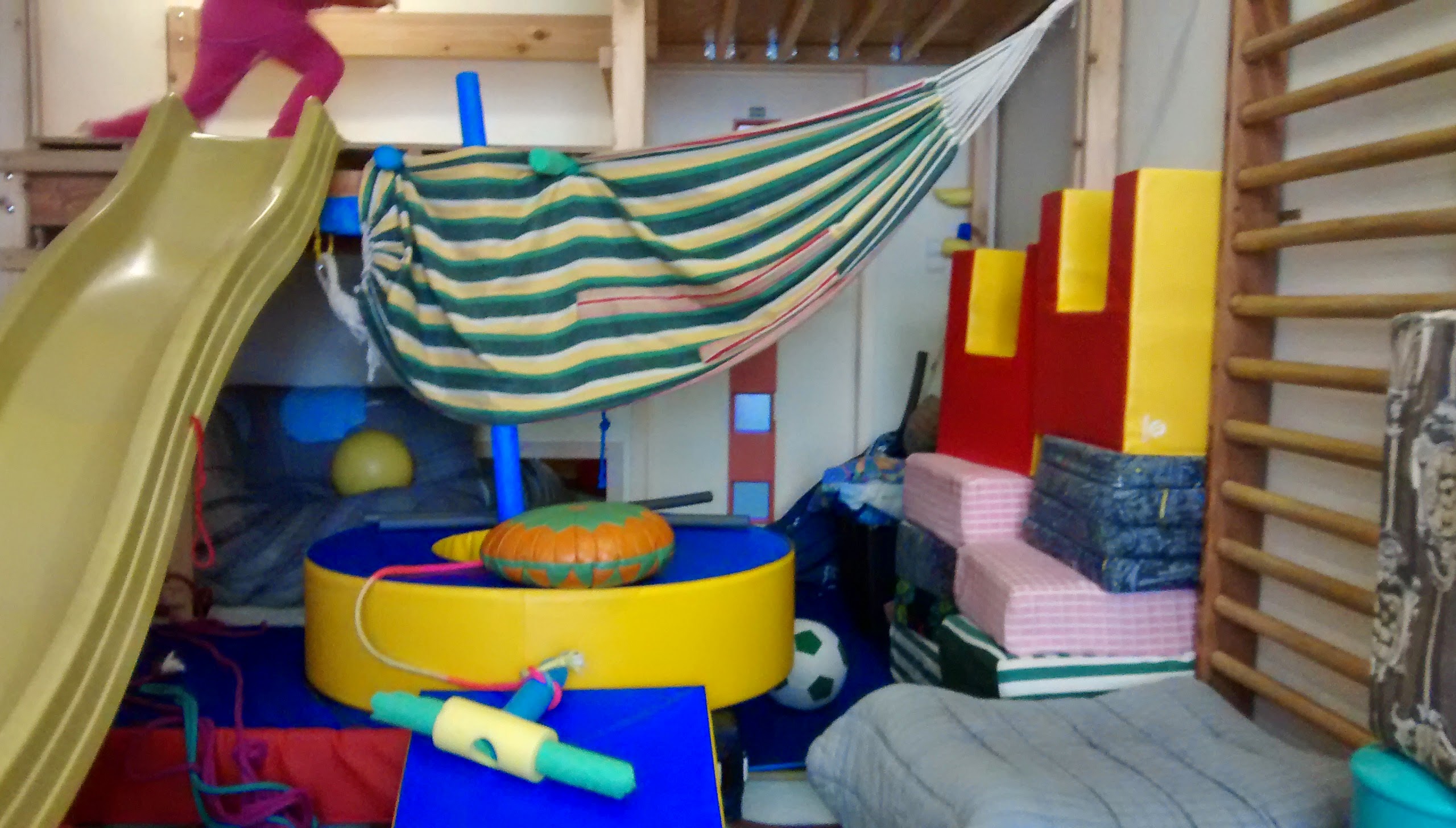 La salle de Fleurus : espace couvert de tissu, anneaux et coussins