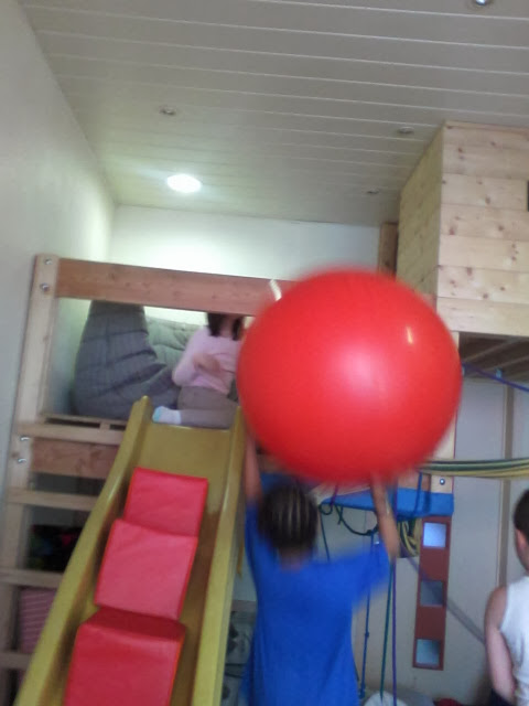 Toboggan et grand ballon rouge dans la salle Ose One
